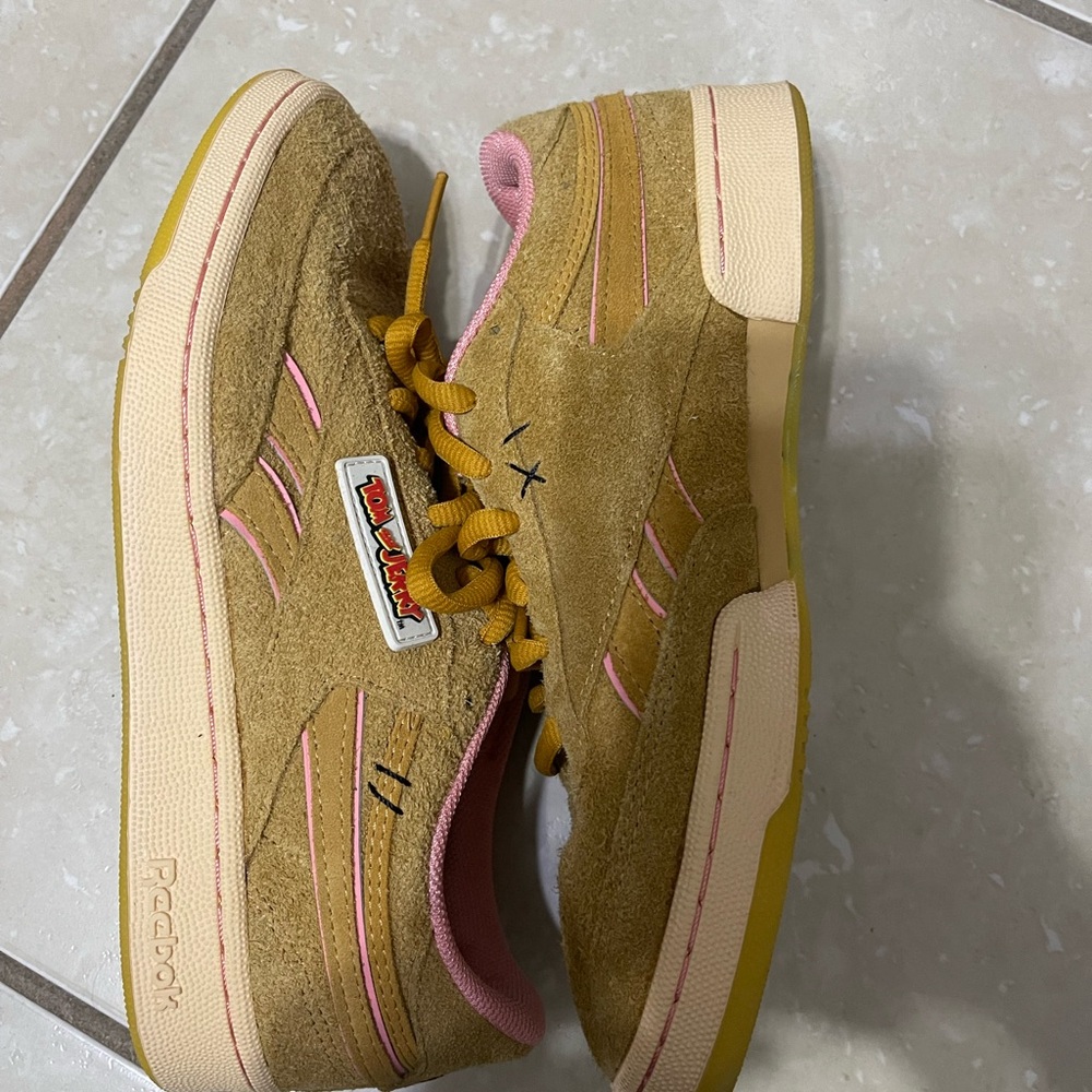 Tom & Jerry Reebok - Picture 3 of 7